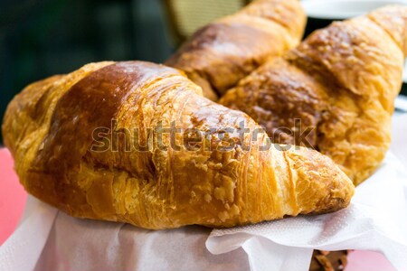 Desayuno café croissants cesta mesa beber Foto stock © ilolab