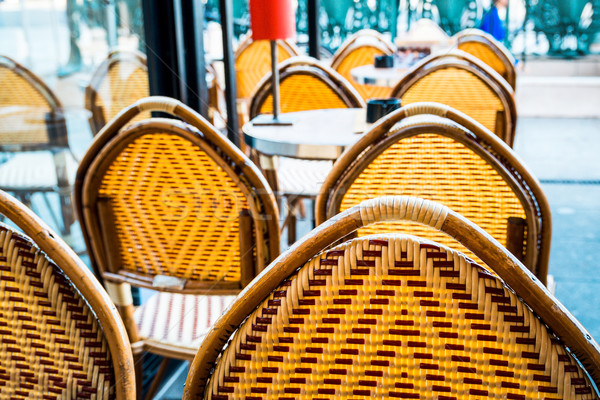 Uitzicht op straat koffie terras stoelen Europa partij Stockfoto © ilolab