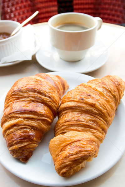 Ontbijt koffie croissants mand tabel drinken Stockfoto © ilolab