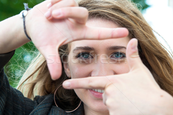 Stockfoto: Jonge · vrouw · gericht · groen · gras · vrouw · stad