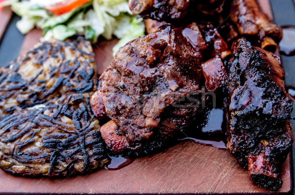 Gegrillt Steak gegrilltes Fleisch Rippen Platte hot sauce Stock foto © ilolab