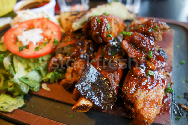 Gegrild biefstuk gegrild vlees plaat hete saus Stockfoto © ilolab