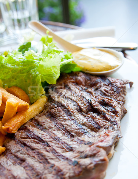 Juteuse steak boeuf viande salade frites françaises Photo stock © ilolab