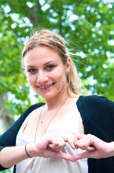 Foto stock: Mulher · forma · de · coração · mãos · retrato · mulher · jovem