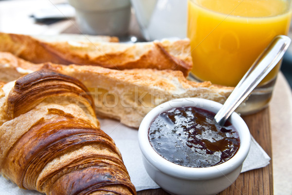 Reggeli kávé croissantok kosár asztal narancs Stock fotó © ilolab