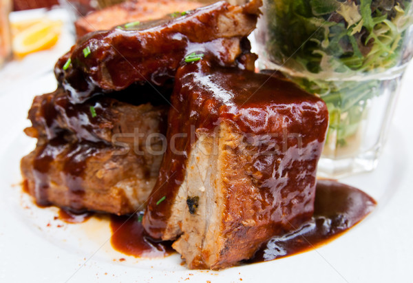 Gegrilltes Fleisch Rippen gegrillt Steak Platte hot sauce Stock foto © ilolab