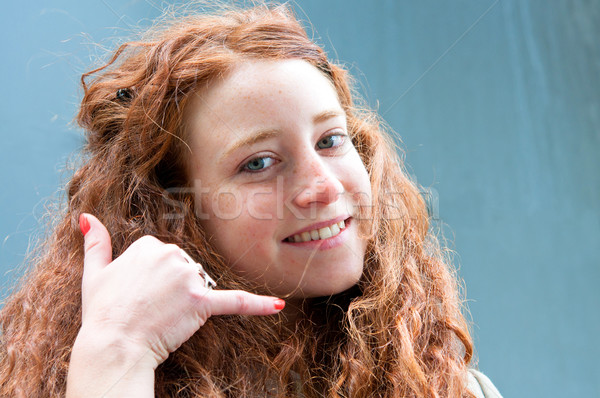 Fată vorbi celular telefon în aer liber portret Imagine de stoc © ilolab