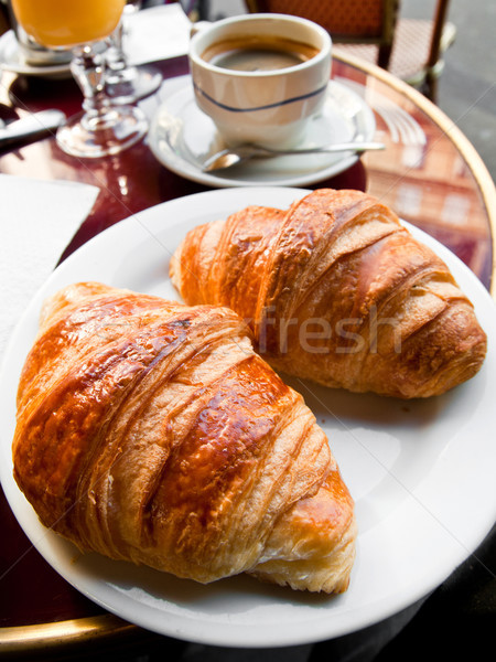 早餐 咖啡 羊角麵包 籃 表 喝 商業照片 © ilolab