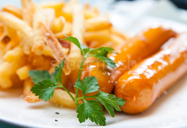Gratar cârnat servit franceza cartofi prajiti placă Imagine de stoc © ilolab