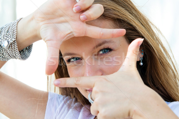 Młoda kobieta koncentruje widoku podpisania młodych Fotografia Zdjęcia stock © ilolab