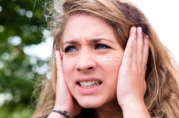 Tineri panica femeie mâini cap ochi Imagine de stoc © ilolab