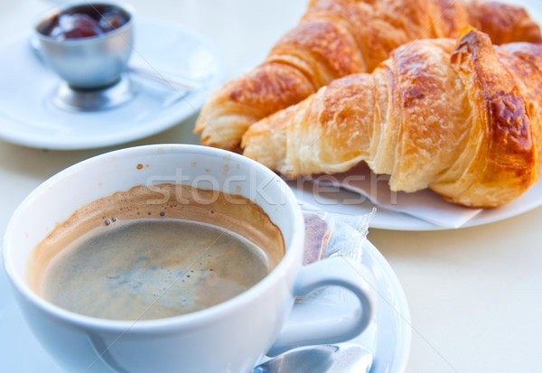 Kahvaltı kahve kruvasan sepet tablo fincan Stok fotoğraf © ilolab