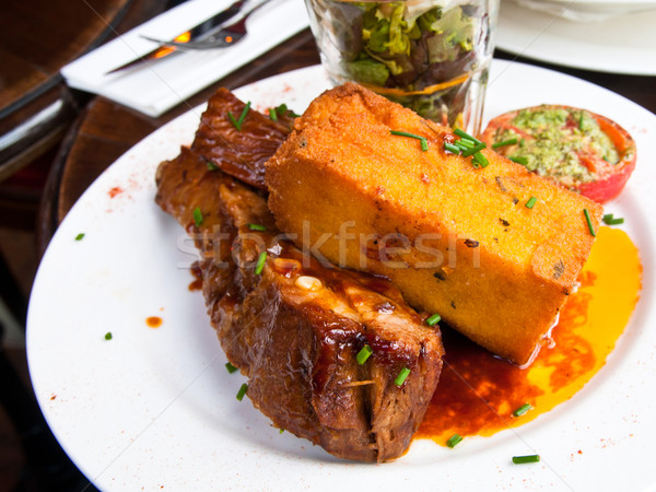 Succosa alla griglia carne di maiale gamba fresche insalata Foto d'archivio © ilolab