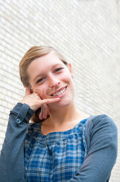 Kobieta dyskusja komórkowej telefon zewnątrz portret Zdjęcia stock © ilolab