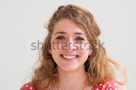 Jonge vrouw praten cellulaire telefoon glimlachend portret Stockfoto © ilolab