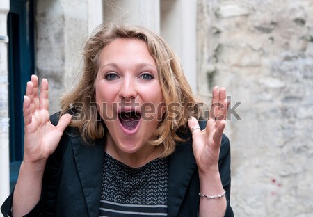 Verwonderd jonge vrouw portret straten groene leuk Stockfoto © ilolab