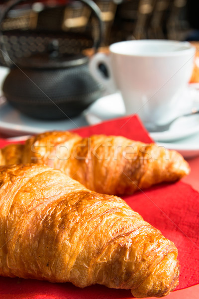 Cafea cornuri mic dejun coş tabel cafenea Imagine de stoc © ilolab