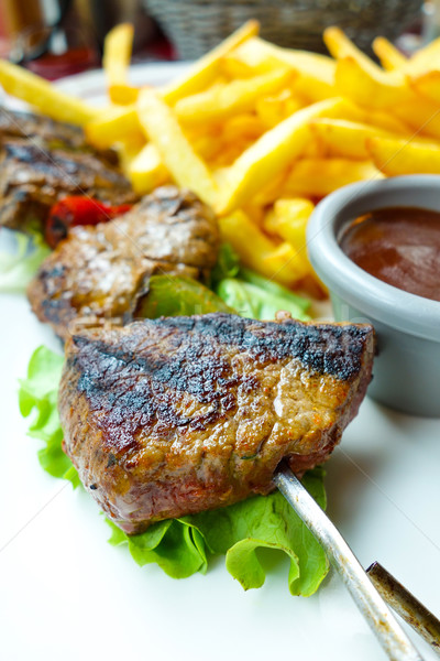 Grillés steak viande grillée côtes plaque sauce piquante Photo stock © ilolab