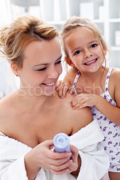 Ciało opieki zabawy dziewcząt dziewczynka mleczko kosmetyczne Zdjęcia stock © ilona75
