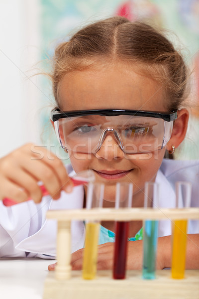Stock fotó: Kislány · alapvető · kémia · különböző · vegyi · megoldások