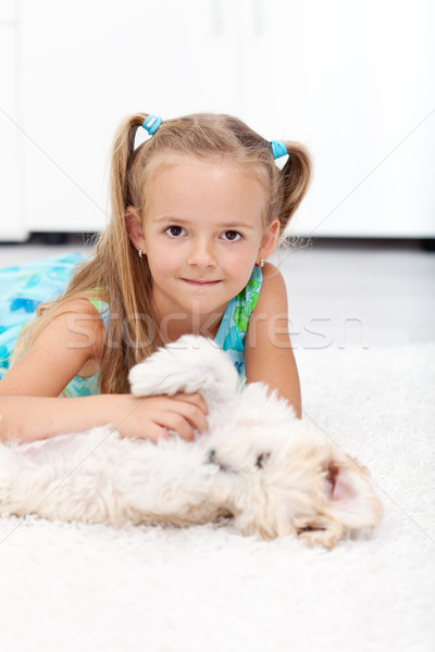 Stock foto: Kleines · Mädchen · spielen · Hund · home · Mädchen · Gesicht