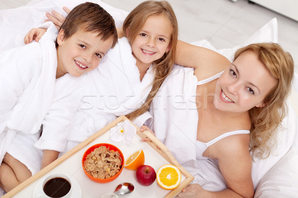 早餐 床 媽媽 女孩 快樂 蘋果 商業照片 © ilona75