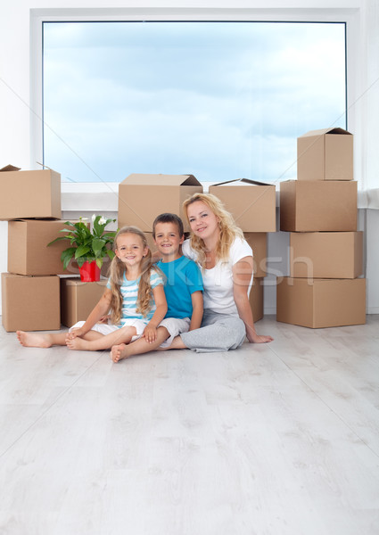 Mutlu aile portre yeni ev oturma kutuları pencere Stok fotoğraf © ilona75
