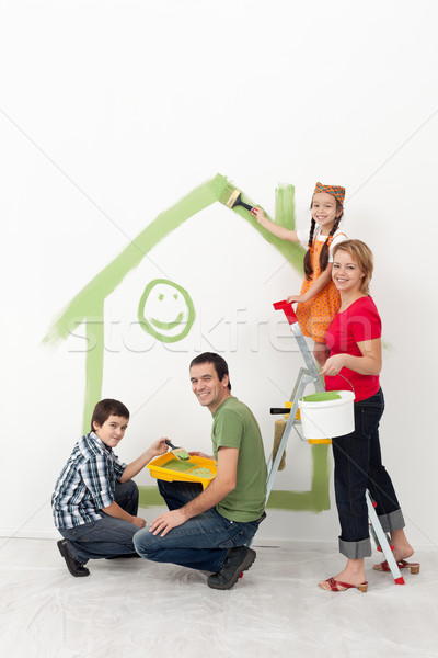 [[stock_photo]]: Famille · enfants · peinture · maison · souriant · ustensiles