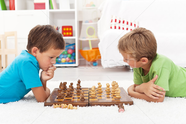 Imagine de stoc: Copiii · se · joacă · şah · podea · gândire · copii