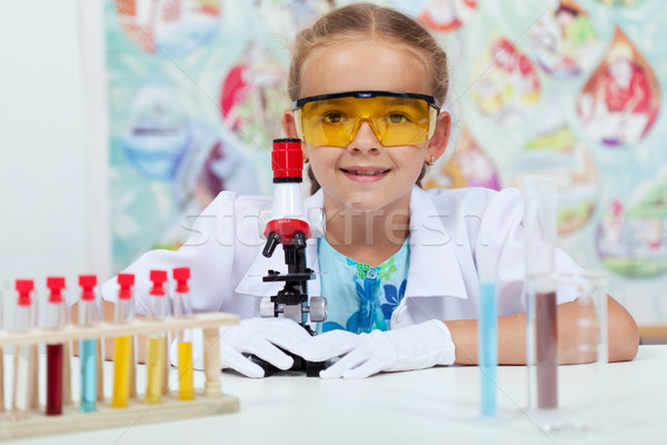 Dziewczynka elementarny nauki klasy rękawice okulary Zdjęcia stock © ilona75