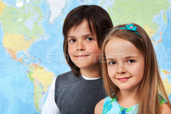Copii geografie clasă concentra fată faţă Imagine de stoc © ilona75
