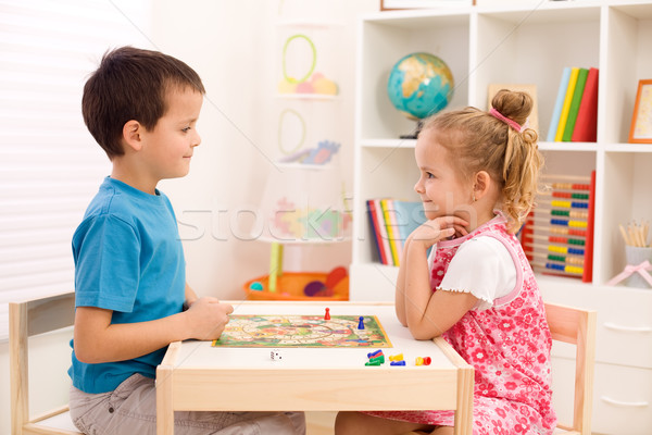 Gyerekek játszanak társasjáték szoba kicsi fiú lány Stock fotó © ilona75