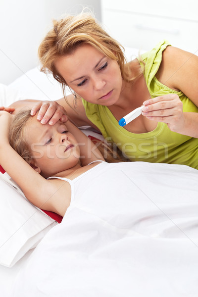 Nő hőmérséklet beteg fektet ágy lány Stock fotó © ilona75