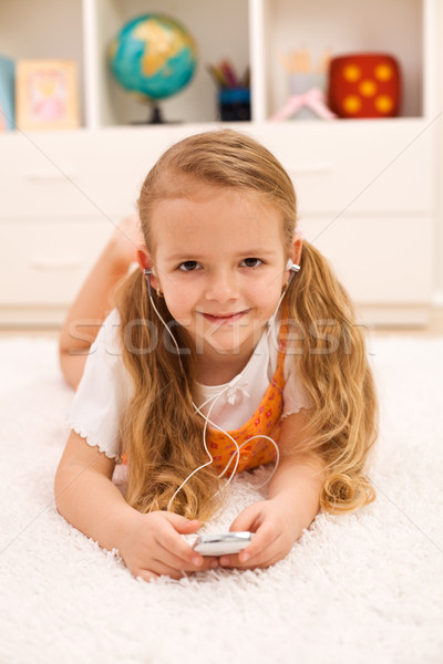 Stok fotoğraf: Küçük · kız · dinleme · taşınabilir · müzik