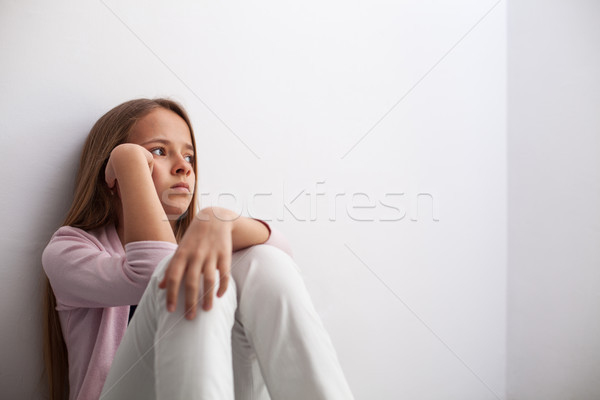 沈痛 小さな 代 少女 座って 壁 ストックフォト © ilona75
