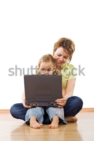 Foto d'archivio: Apprendimento · laptop · bambina · madri · computer · famiglia