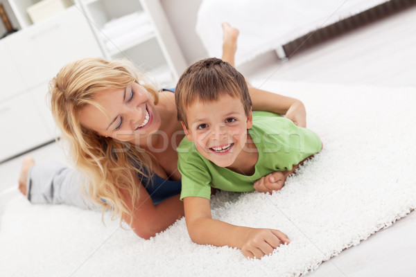 Szczęśliwy matka syn gry salon wrestling Zdjęcia stock © ilona75