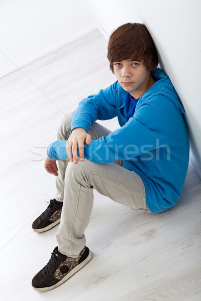 Stock foto: Teenager · Junge · Sitzung · Stock · Wand · traurig