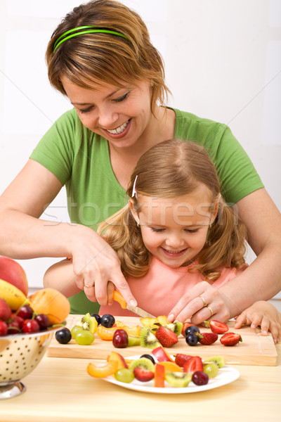 Foto stock: Salada · de · frutas · saudável · diversão · little · girl · mamãe