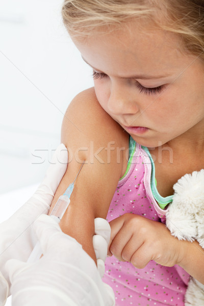 Anxieux petite fille injection vaccin regarder aiguille Photo stock © ilona75