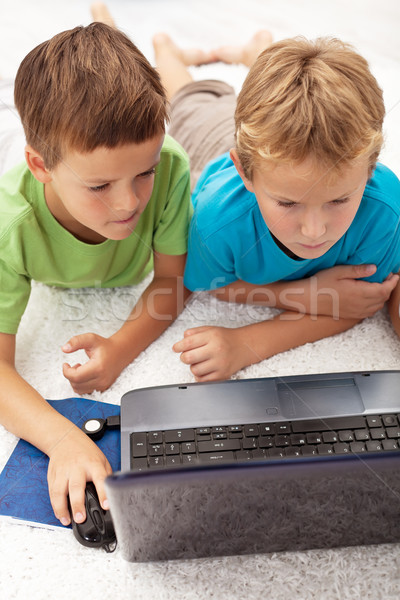 二 男孩 熱 電腦遊戲 鋪設 地板 商業照片 © ilona75