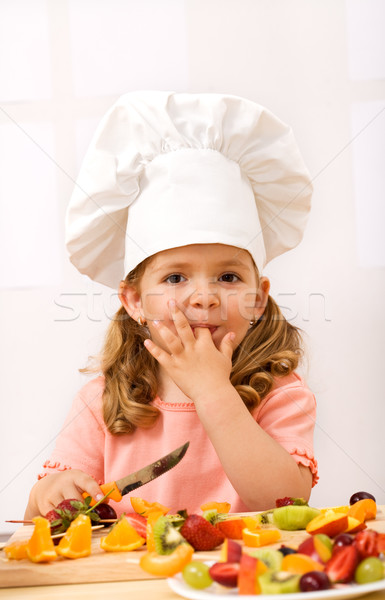 Foto stock: Little · girl · frutas · frescas · salada · feliz