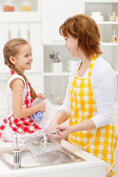 Moeder dochter afwas samen praten vrouw Stockfoto © ilona75