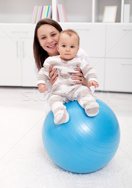 嬰兒 體操 樂趣 母親 球 商業照片 © ilona75