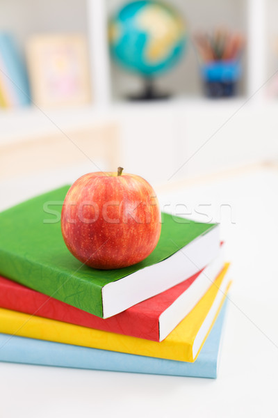 Сток-фото: Снова · в · школу · книгах · яблоко · дети · комнату · фон