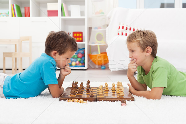 [[stock_photo]]: Deux · garçons · jouer · échecs · étage