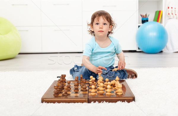 Foto stock: Pequeno · criança · menino · tabuleiro · de · xadrez · sessão · piso