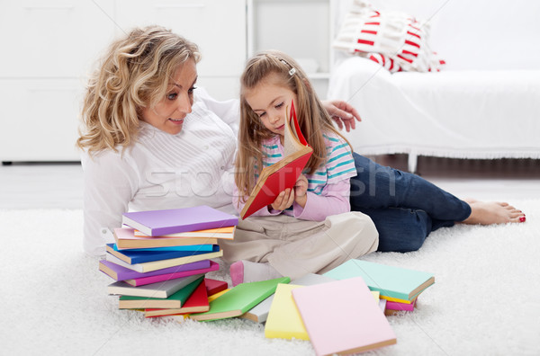 [[stock_photo]]: Petite · fille · femme · lecture · ensemble · étage