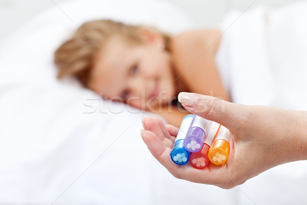 Küçük kız homeopatik ilaç el şişeler ön plan Stok fotoğraf © ilona75