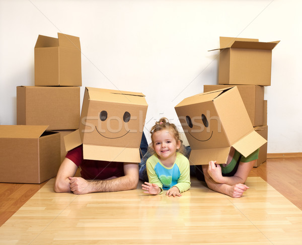 Foto stock: Familia · jugando · cartón · cajas · nuevo · hogar · familia · feliz